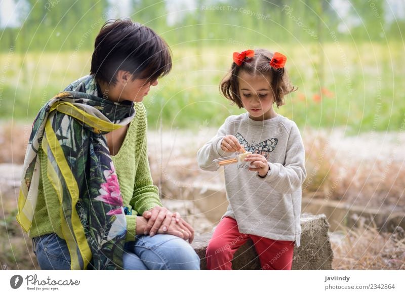 Glückliche Mutter mit ihrer kleinen Tochter beim Picknicken. Lifestyle Spielen Kind Mensch Mädchen Frau Erwachsene Familie & Verwandtschaft Kindheit 2 3-8 Jahre