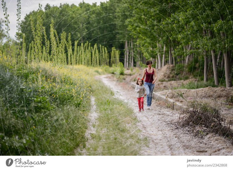 Glückliche Mutter mit ihrer kleinen Tochter auf dem Landweg. Lifestyle Kind Mensch Mädchen Frau Erwachsene Eltern Familie & Verwandtschaft Kindheit Jugendliche