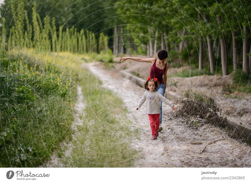 Glückliche Mutter mit ihrer kleinen Tochter auf dem Landweg. Lifestyle Spielen Kind Mensch Mädchen Frau Erwachsene Eltern Familie & Verwandtschaft Kindheit 1