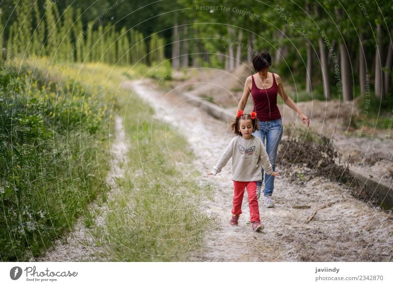 Glückliche Mutter mit ihrer kleinen Tochter auf dem Landweg. Lifestyle Spielen Kind Mensch Baby Frau Erwachsene Eltern Familie & Verwandtschaft Kindheit 2