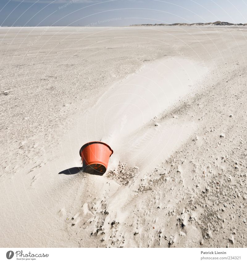 Spiekeroog | Kick the bucket Ferne Strand Umwelt Natur Landschaft Urelemente Sand Himmel Horizont Sonnenlicht Wetter Küste blau rot Stimmung Eimer Düne