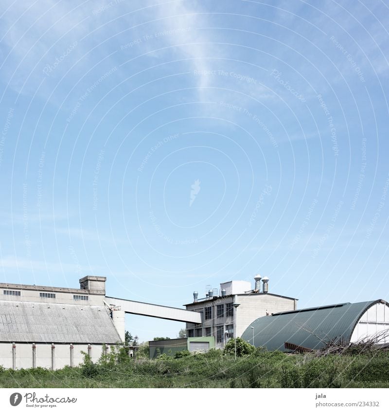 werk Industrie Unternehmen Himmel Wiese Industrieanlage Fabrik Bauwerk Gebäude Architektur trist Farbfoto Außenaufnahme Menschenleer Textfreiraum oben