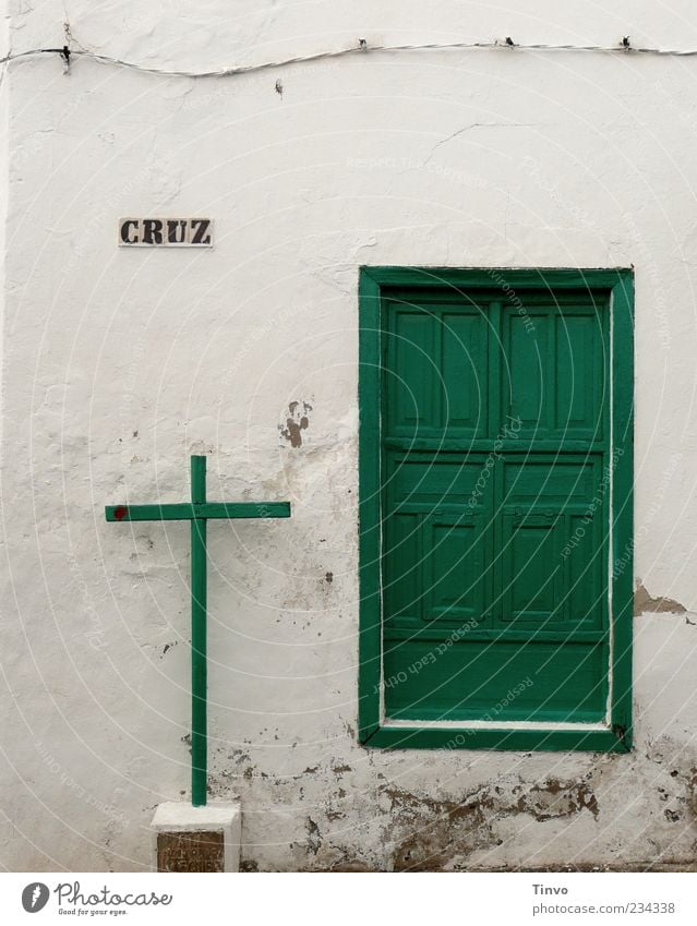 CRUZ Haus Architektur Mauer Wand Fassade Tür alt grün weiß Glaube Religion & Glaube Kabel Holztür Gebäudeteil Kreuz Holzkreuz Altbau altehrwürdig Lanzarote