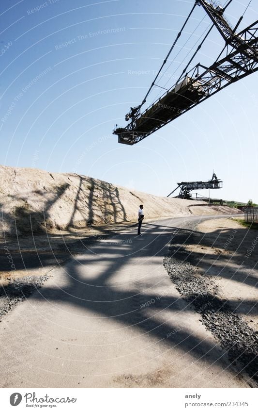 Im Netz Mensch maskulin 1 Sand Wolkenloser Himmel Industrieanlage Stein groß historisch einzigartig trocken blau braun grau Bagger Braunkohle Braunkohlentagebau