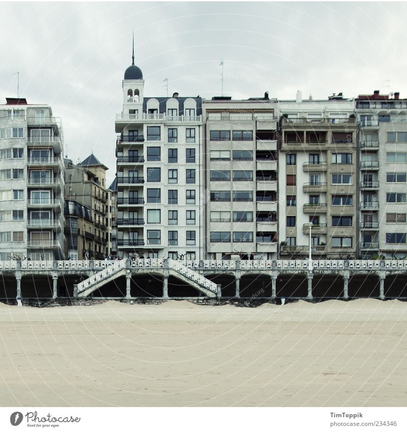 Donostia Beach Fassade grau Spanien Strand Haus Häuserzeile Promenade Turm Treppe Fenster Baskenland Strandanlage San Sebastián Außenaufnahme Reisefotografie