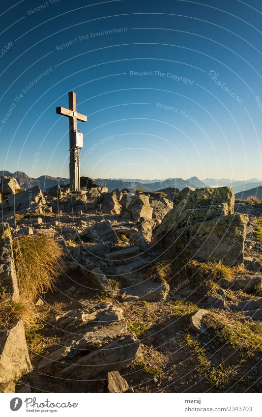 Steiniger Weg zum Kreuz harmonisch ruhig Meditation Ferien & Urlaub & Reisen Tourismus Ausflug Freiheit Berge u. Gebirge wandern Ostern Karfreitag Natur Herbst