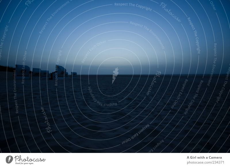 Spiekeroog l lost and cold Strand Meer Insel Natur Landschaft Urelemente Sand Küste Nordsee authentisch dunkel blau schwarz ruhig Sehnsucht Einsamkeit kalt