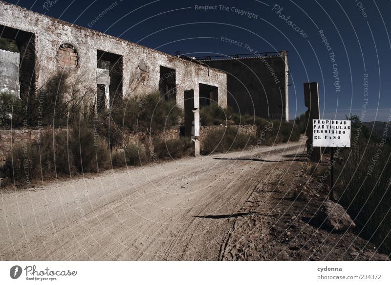 Bis hier hin und nicht weiter Umwelt Natur Landschaft Erde Wolkenloser Himmel Sommer Klima Dürre Sträucher Haus Ruine Fassade Wege & Pfade Schriftzeichen