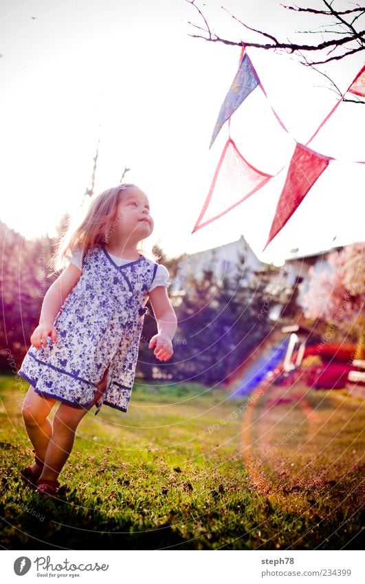 Little girl and the Wondertree (1) Lifestyle Stil Freude Wohlgefühl Zufriedenheit Sinnesorgane Erholung Spielen Sommer Garten Kindererziehung Mode Kleid Stoff