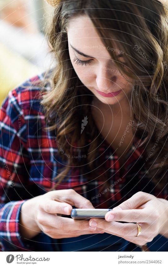 Junge Frau beim SMSen mit einem Smartphone im Freien Lifestyle Glück schön Sommer Business Telefon PDA Technik & Technologie Mensch feminin Jugendliche