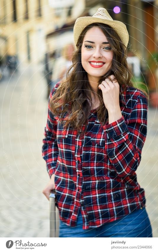 Mädchen mit schönen blauen Augen, die im Freien lächeln. Stil Glück Sommer Mensch feminin Junge Frau Jugendliche Erwachsene 1 18-30 Jahre Mode Hemd Hut Lächeln