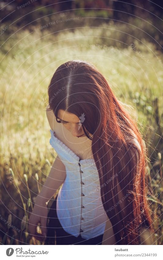 Langhaarige Frau im Sommerfeld Lifestyle exotisch Freude schön Haare & Frisuren Junge Frau Jugendliche Umwelt Natur Landschaft Pflanze Erde Gras Nutzpflanze