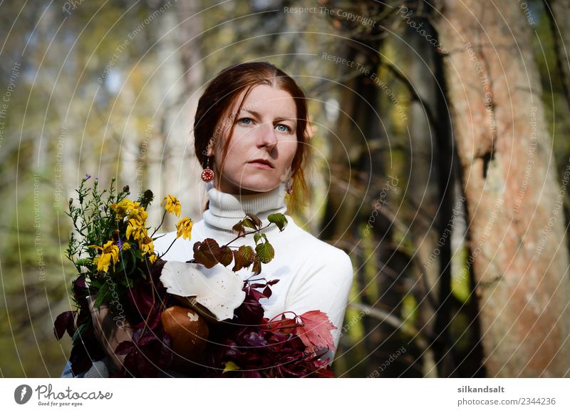 Romantisches Porträt einer Frau im Wald Mensch feminin Erwachsene Kopf Gesicht 1 30-45 Jahre Natur Pflanze Herbst Baum Blume Blüte Wildpflanze Kleid Ohrringe