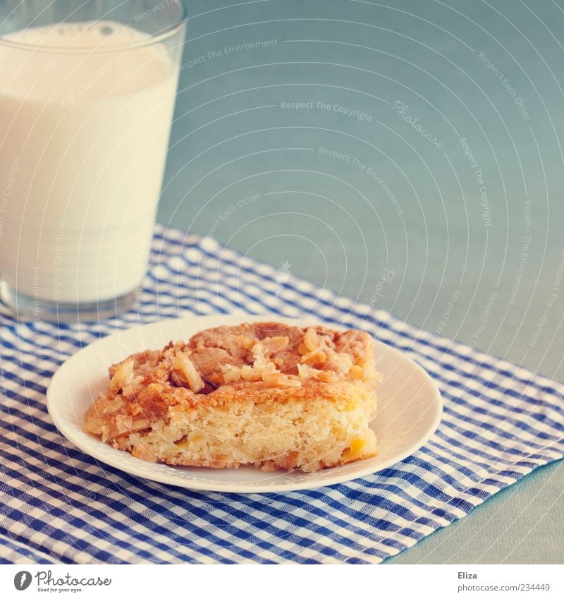 Nomnomnom Kuchen Dessert Kaffeetrinken Milch Teller Glas lecker kariert blau-weiß Apfelkuchen Farbfoto Innenaufnahme Menschenleer Textfreiraum oben