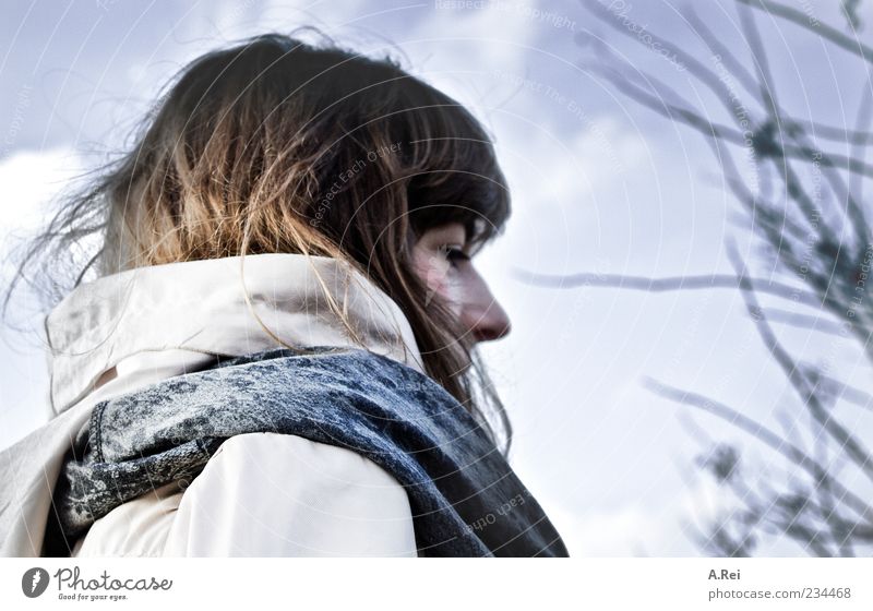 Erste Frühlingstage feminin Junge Frau Jugendliche 1 Mensch 18-30 Jahre Erwachsene brünett langhaarig frei Spaziergang Farbfoto Außenaufnahme Tag