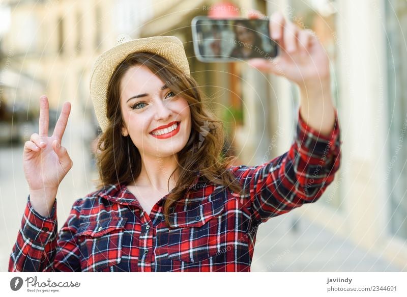 Junge Frau Selfie auf der Straße mit einem Smartphone Stil Freude Glück schön Haare & Frisuren Gesicht Ferien & Urlaub & Reisen Telefon PDA Fotokamera Mensch