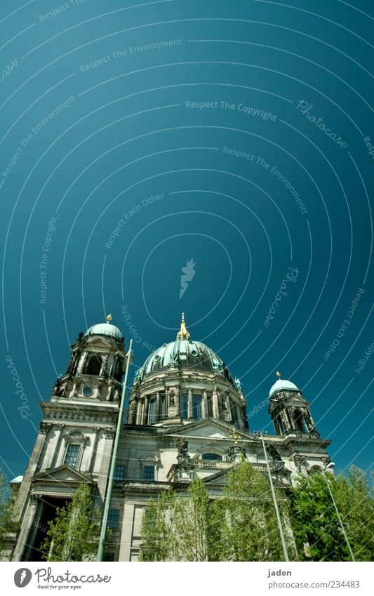 der am lustgarten steht Hauptstadt Kirche Dom Turm Fassade Sehenswürdigkeit schön blau Religion & Glaube Kuppeldach Berlin Bauwerk Textfreiraum oben Tag