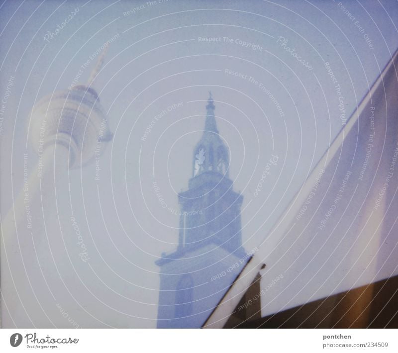 Polaroid Doppelbelichtung Berliner Wahrzeichen. Fernsehturm und Marienkirche vor blauem Himmel Hauptstadt Stadtzentrum Kirche Bauwerk Sehenswürdigkeit