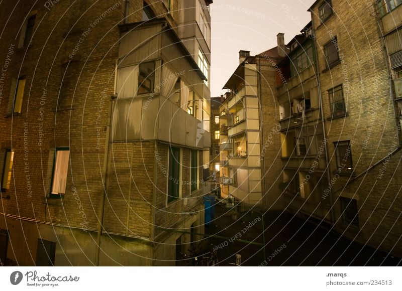 Stuttgarter Hinterhöfe Haus Mauer Wand Fassade Balkon Fenster Hinterhof dunkel eckig Stadt Farbfoto Außenaufnahme Menschenleer Nacht Langzeitbelichtung