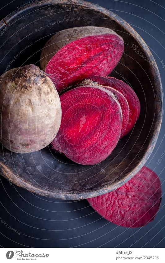 Frische Rote Bete Rüben in Scheiben Rustikal Stilleben Lebensmittel Gemüse Rote Beete Schalen & Schüsseln Gesunde Ernährung Nutzpflanze Holz dunkel frisch