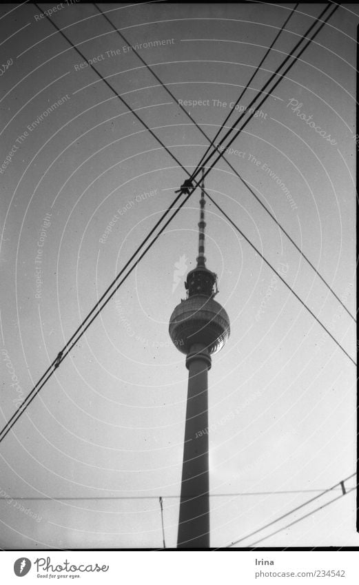 Vredebox | Simply Berlin Berliner Fernsehturm Hauptstadt Stadtzentrum Sehenswürdigkeit Wahrzeichen ästhetisch Symmetrie analog kreuzen Architektur Oberleitung