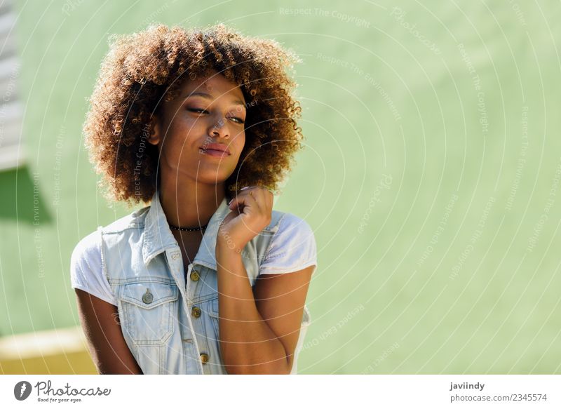 Junge schwarze Frau, Afro-Frisur, lächelnd im Freien. Lifestyle Stil schön Haare & Frisuren Gesicht Mensch feminin Junge Frau Jugendliche Erwachsene 1