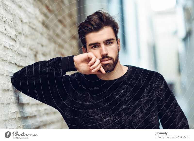 Junger bärtiger Mann, Model der Mode, im urbanen Hintergrund Lifestyle Stil schön Haare & Frisuren Mensch maskulin Junger Mann Jugendliche Erwachsene 1