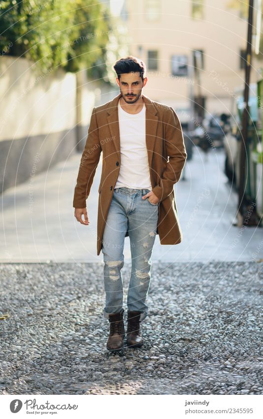 Junger Mann in Winterkleidung auf der Straße Lifestyle elegant Stil schön Haare & Frisuren Mensch Erwachsene Herbst Mode Bekleidung Jeanshose Mantel Vollbart