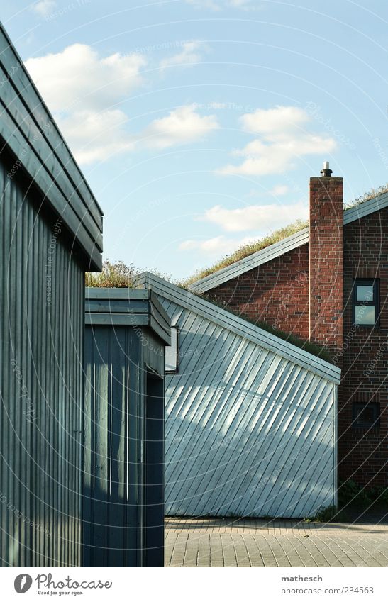 Häuserschlucht Sommer Haus Himmel Wolken Gras Mauer Wand Fenster Schornstein hell Grasdach Holz Holzfassade Farbfoto Außenaufnahme Menschenleer