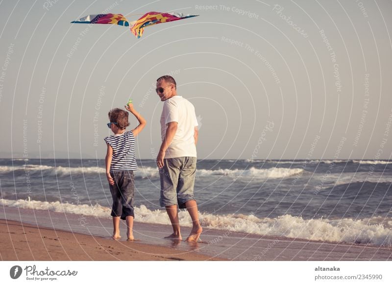 Vater und Sohn spielen am Strand am Tag. Lifestyle Freude Glück Leben Erholung Freizeit & Hobby Spielen Ferien & Urlaub & Reisen Ausflug Abenteuer Freiheit