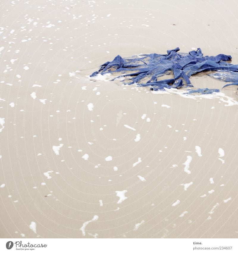 Spiekeroog | Handwäsche Strand Meer Umwelt Sand Wasser alt liegen authentisch dreckig Flüssigkeit kaputt nass schleimig blau Tuch Textilien verschrumpelt