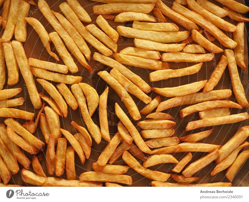 Backofen Pommes Frites aus Biokartoffeln Ernährung Mittagessen Bioprodukte Vegetarische Ernährung Stil lecker gelb natural baked baking sheet food potato