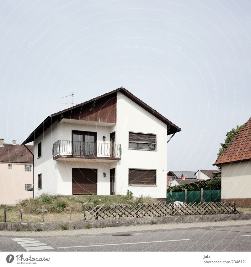 freisteher Himmel Pflanze Gras Garten Haus Einfamilienhaus Bauwerk Gebäude Architektur Straße trist Farbfoto Außenaufnahme Menschenleer Textfreiraum unten Tag