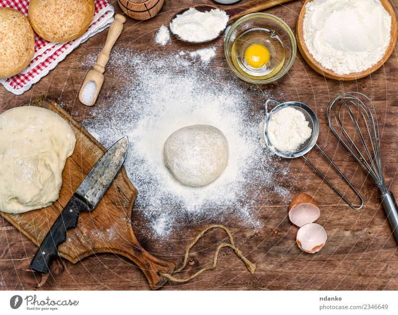 Kugel aus weißem Weizenmehl Teigwaren Backwaren Brot Brötchen Schalen & Schüsseln Messer Tisch Küche Holz Essen frisch natürlich braun Hefe Hintergrund