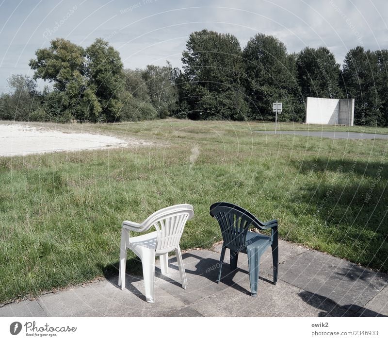 Unterschiedliche Interessen Umwelt Natur Landschaft Pflanze Himmel Wolken Horizont Baum Gras Sträucher Park Wiese Wald Campingstuhl 2 paarweise Beton Kunststoff