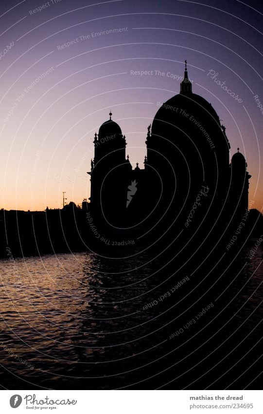 EIN BERLINER Umwelt Natur Landschaft Wolkenloser Himmel Horizont Sonnenaufgang Sonnenuntergang Schönes Wetter Flussufer Hauptstadt Dom Bauwerk Gebäude