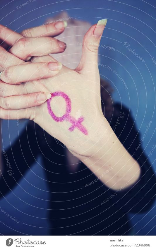 Junge Frau mit einem femininen Symbol in der Hand gemalt. Design Mensch Jugendliche 1 18-30 Jahre Erwachsene Zeichen Emanzipation authentisch einfach