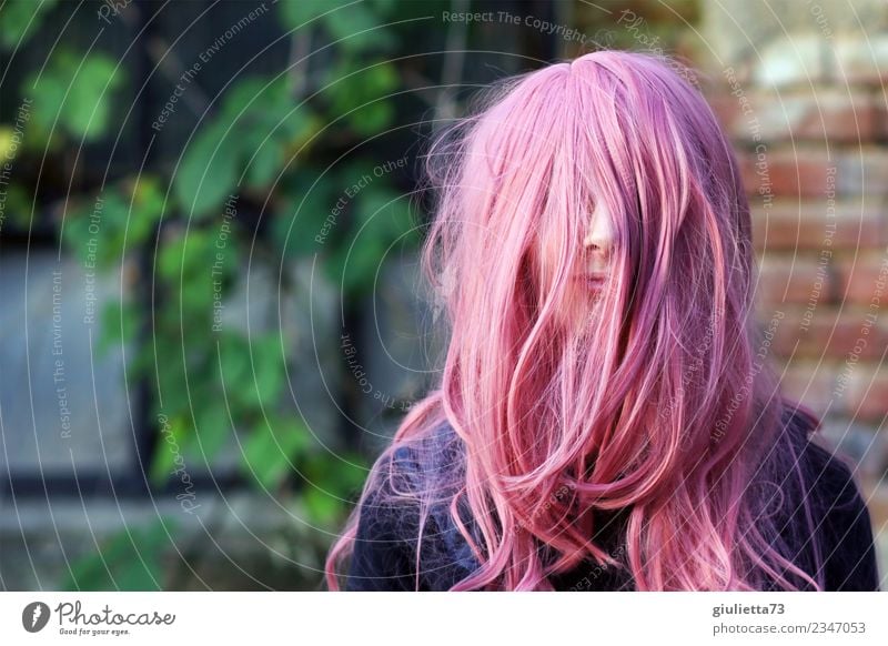 Das Leben ist nicht schwarz und weiß – es ist rosa. Karneval feminin Mädchen Junge Frau Jugendliche 1 Mensch 13-18 Jahre langhaarig Punk Glück positiv verrückt