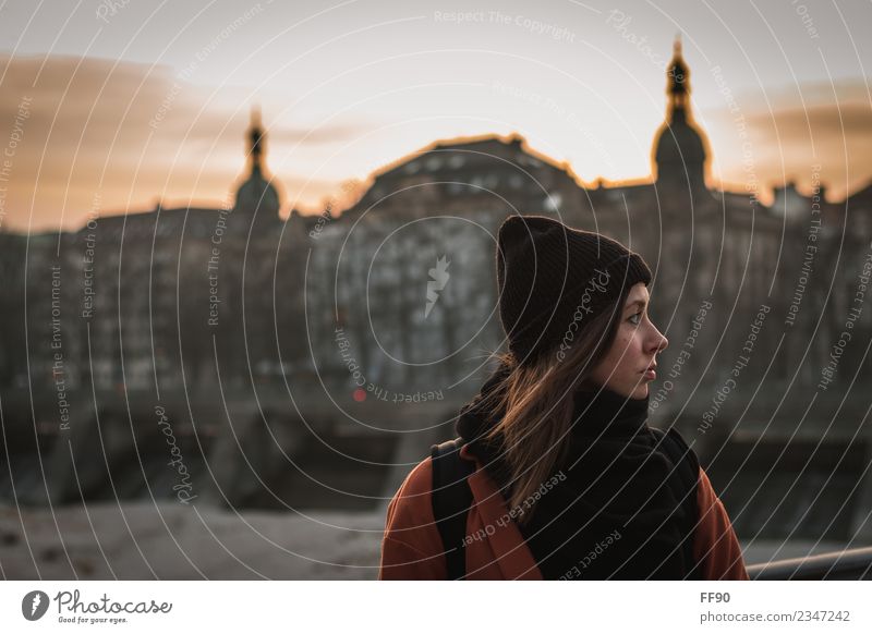 Portrait im urbanen Sonnenuntergang feminin Junge Frau Jugendliche Erwachsene Kopf 1 Mensch München Stadt Altstadt Skyline Bekleidung Piercing brünett atmen