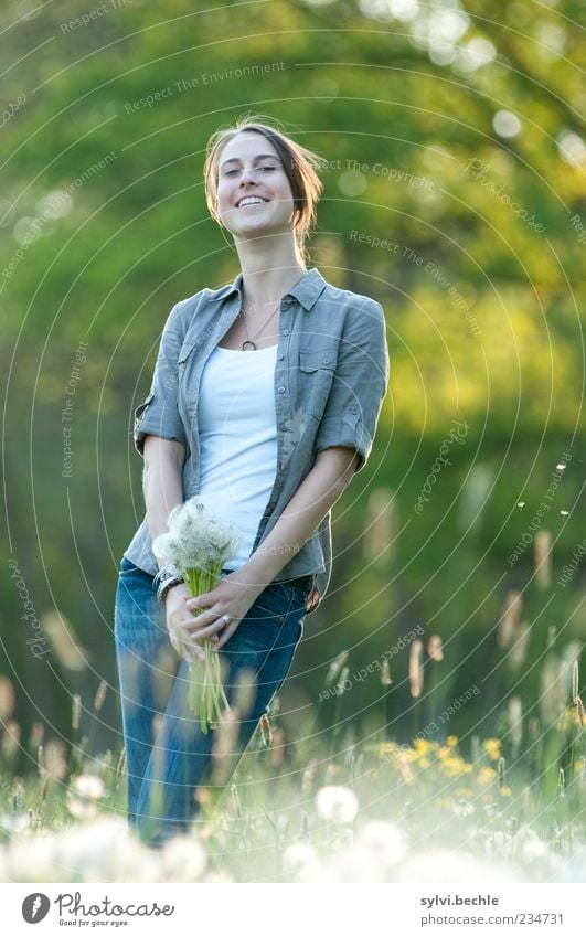 Blumenmädchen Freude Mensch feminin Junge Frau Jugendliche Leben 1 Umwelt Natur Pflanze Frühling Baum Gras Wiese festhalten Lächeln stehen Glück schön positiv