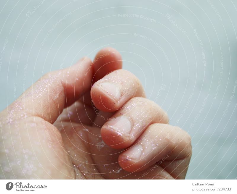 Fühle Hand Finger Fingernagel berühren festhalten genießen Flüssigkeit glänzend nah blau Gefühle ruhig Glitter Wasser hell zart bleich Farbfoto Außenaufnahme