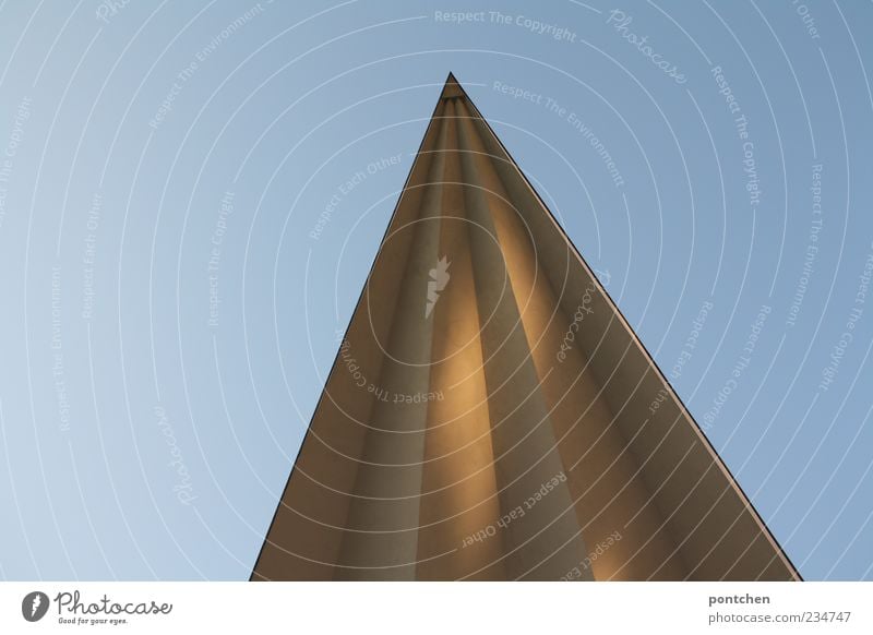 Spitze eines Bauwerkes ragt in den Himmel. Dämmerung mit Sonnenlicht. Berlin Haus Gebäude Dach ästhetisch Spitzdach Farbfoto Gedeckte Farben Außenaufnahme