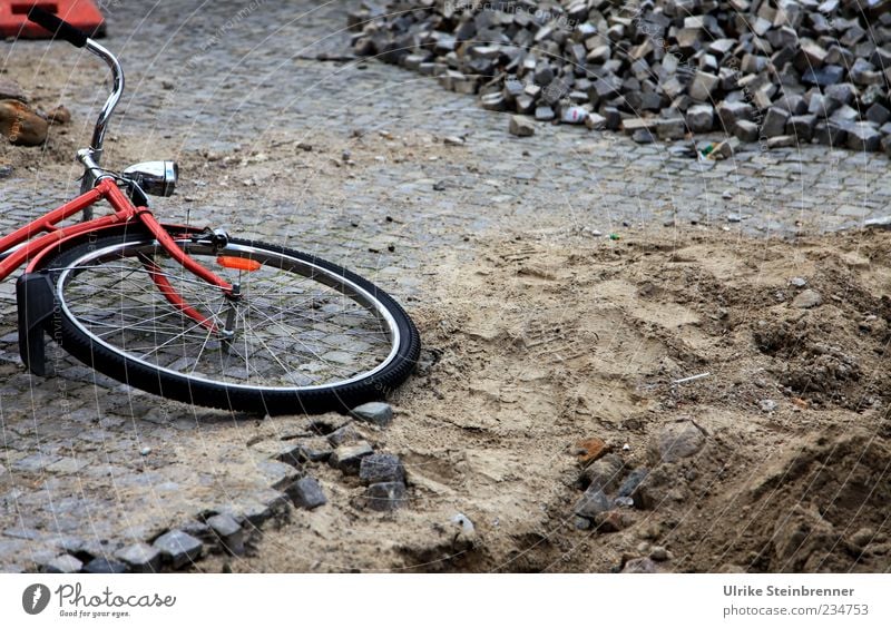 Ausrutscher Fahrrad Spielplatz Verkehrswege Verkehrsunfall Straße Stein Sand fallen liegen dreckig stagnierend Sturz Baustelle Loch Kopfsteinpflaster