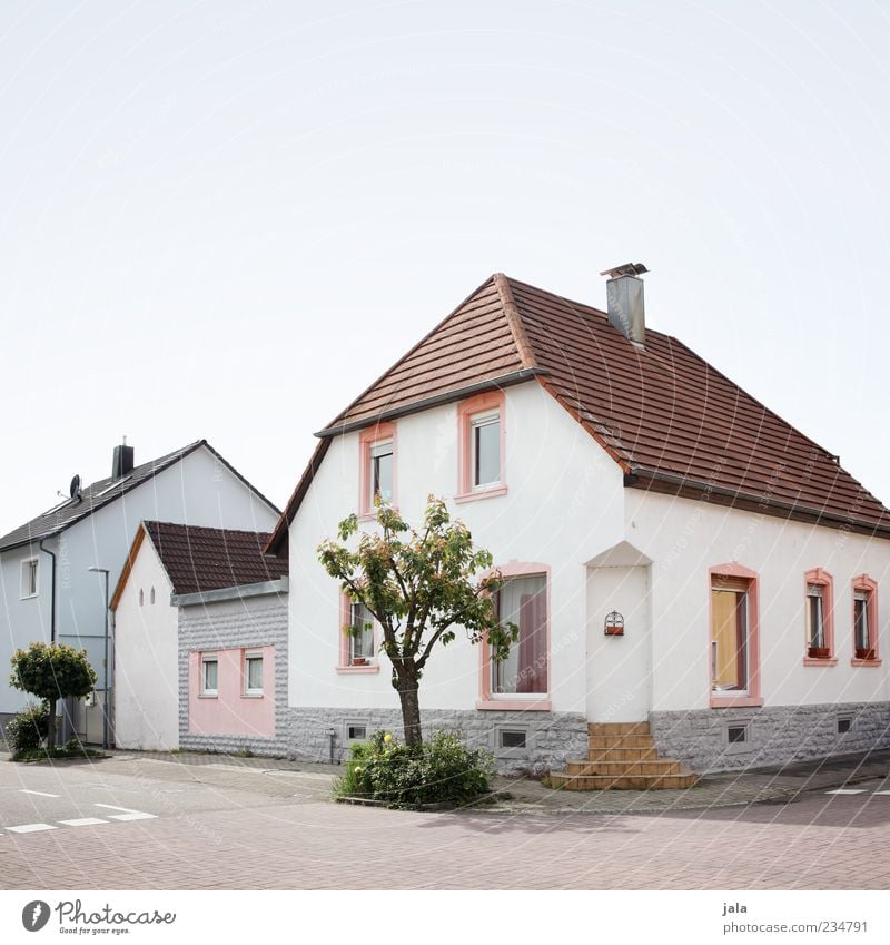 gegenüber Himmel Baum Kleinstadt Haus Einfamilienhaus Bauwerk Gebäude Architektur Mauer Wand Fassade Tür Dach Straße Bürgersteig trist Stadt Farbfoto