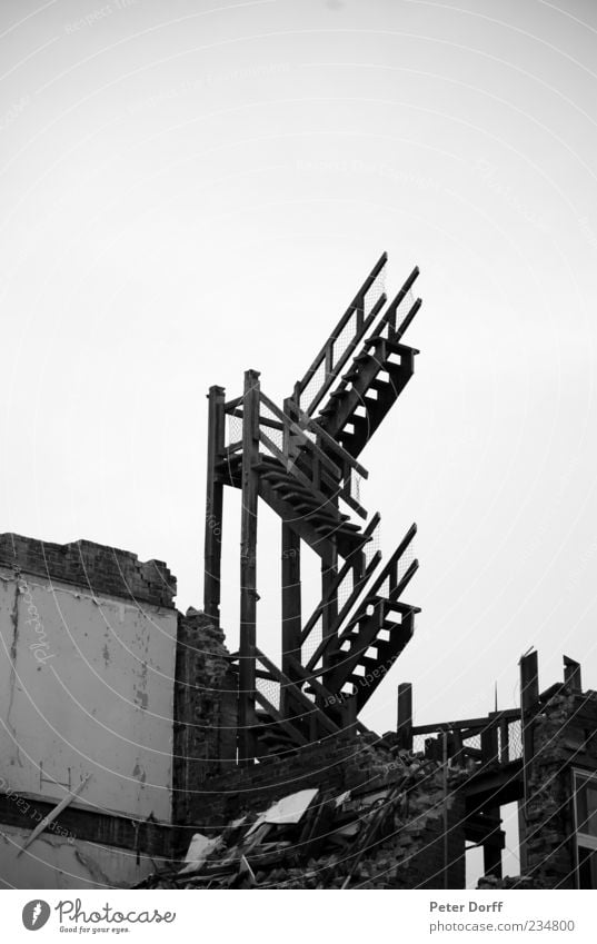 Himmelstreppe Menschenleer Haus Ruine Mauer Wand Treppe Traurigkeit Schmerz Angst Entsetzen Todesangst Ärger Frustration Verbitterung Gewalt Krieg Verzweiflung