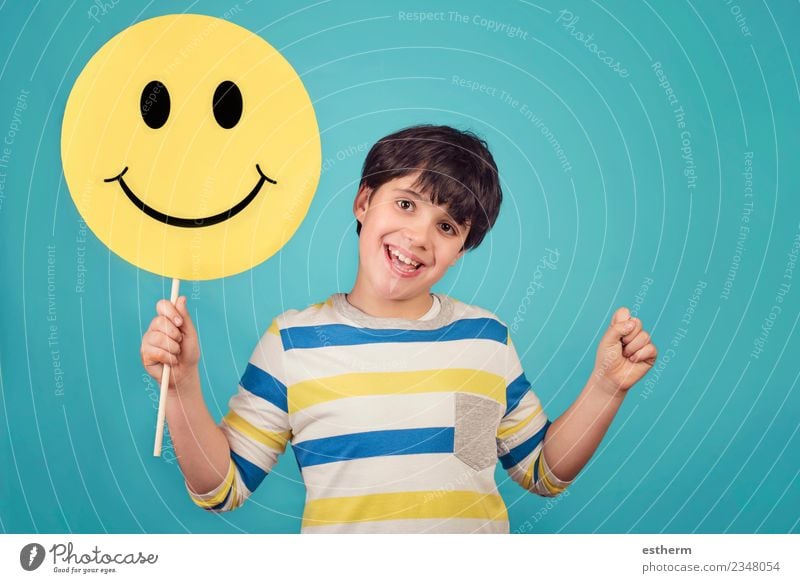 Ein Kind, das ein glückliches Emoticon-Gesicht hält. Lifestyle Freude Mensch maskulin Junge Kindheit 1 3-8 Jahre festhalten Fitness genießen Lächeln lachen