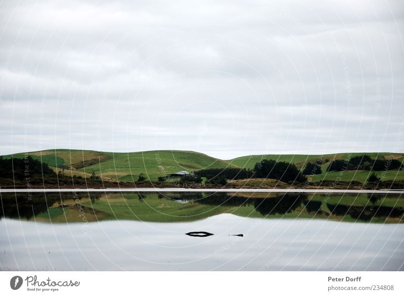 Mirrow Lake Natur Landschaft Wasser Wolken Hügel Küste Flüssigkeit glänzend lang blau grün weiß Zufriedenheit Einsamkeit gleich Ordnung Symmetrie Ferne