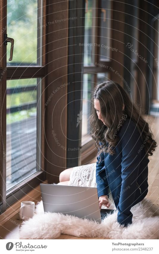 Frau, die einen Computer auf dem Boden benutzt. Lifestyle elegant Erholung Freizeit & Hobby lesen lernen Schüler Student Business Notebook Technik & Technologie