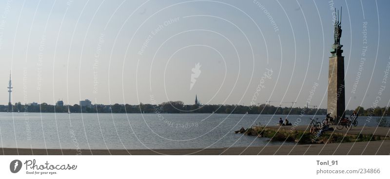 Außenalster Hamburg Deutschland Europa Hafenstadt Stadtzentrum Skyline Haus Kirche Bauwerk Gebäude Architektur Dach Denkmal beobachten sitzen authentisch Ferne