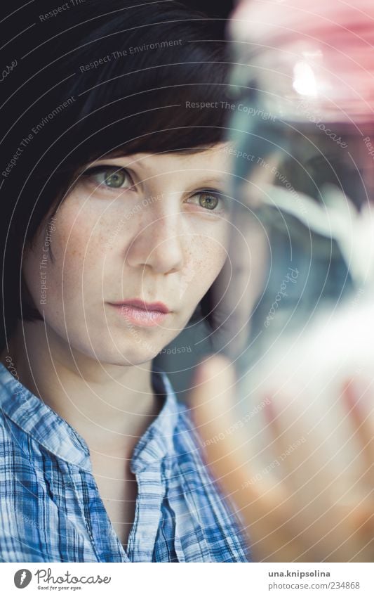 experiment Glas feminin Junge Frau Jugendliche Erwachsene 1 Mensch 18-30 Jahre Marmeladenglas beobachten festhalten lernen blau weiß Bildung Inspiration